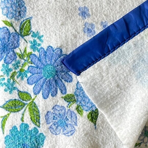 Vintage Satin Lined White Blanket Blue Floral 76x82 Canada Acrylic/Poly Cabin - Picture 2 of 5